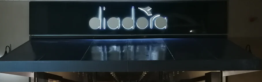 Signe avec logo 3D en relief lumineux